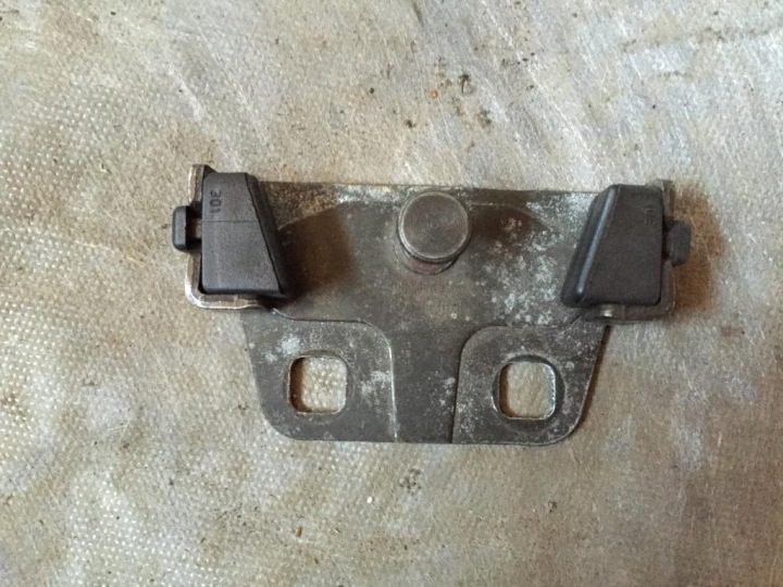 Защелка крючок 8 120 848 ЗАМКА TYNEJ КРЫШКИ pokr БАГАЖНИКА BMW E39 E34 СЕДАН, фото 1