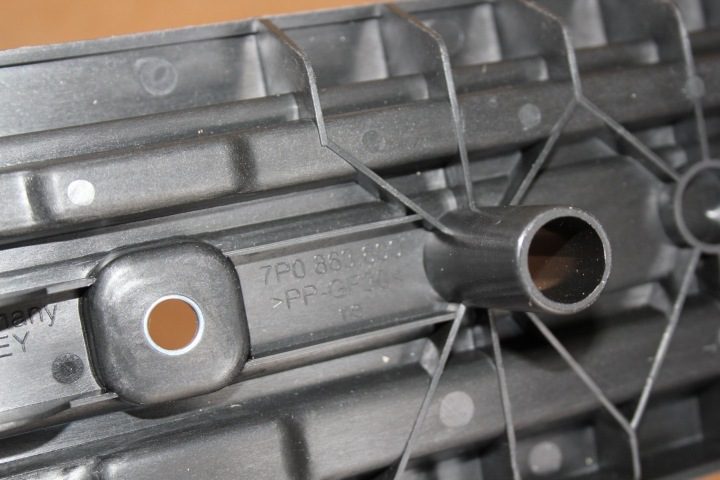 КРЕПЛЕНИЕ ОБШИВКИ БАГАЖНИКА VW TOUAREG 7P0863600, фото 3