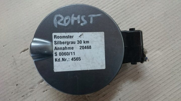 Лючок горловины бензобака крышка Skoda Roomster, фото 2