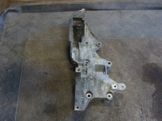 Volkswagen OE 03L903143Q кронштейн генератора, фото 1