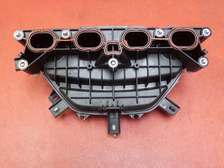 Впускной коллектор Opel Astra GTC 1.6 т 2015 г. 55569381, фото 2