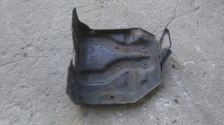 Suzuki Swift MK6 04-10 площадка аккумулятора, фото 1