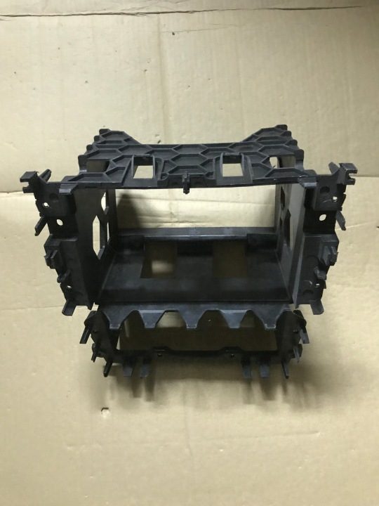 Каркас рамка магнитолы Volkswagen OE 5K0858089E, фото 1