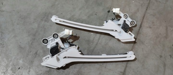 Подаватель шторки багажника левый Mercedes C класс W206 универсал A2069067500, фото 1