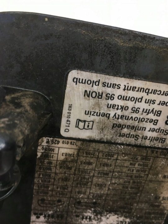 Лючок горловины бензобака VW 1K0010471Q оригинальный, фото 1