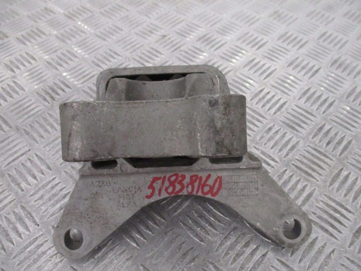 Крепление подушка двигателя коробки Alfa Romeo Giulietta 51838160, фото 2