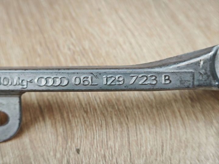 ОРИГИНАЛ КРОНШТЕЙН КОЛЛЕКТОРА AUDI A4 B9 A5 F5 2.0 TFSI 06L129723B, фото 5