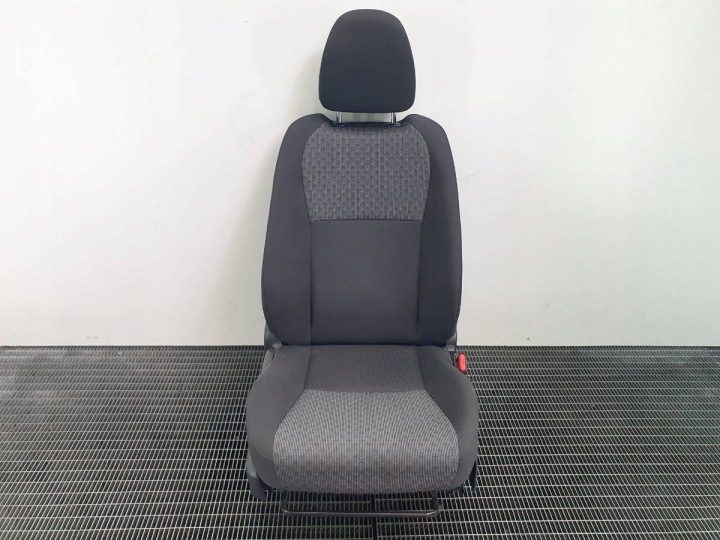 Сиденье правое переднее пассажира Toyota Yaris III 5D европа, фото 1