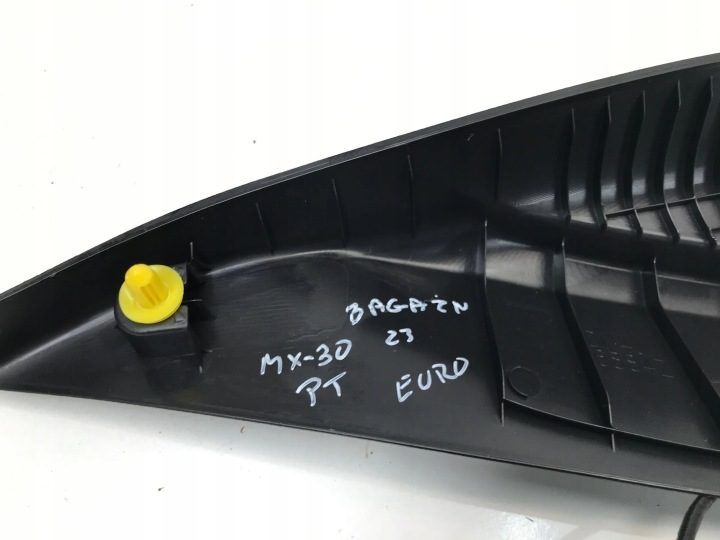 MAZDA MX30 MX-30 EV 2022 КРЕПЛЕНИЕ ОПОРА ПОЛКИ БАГАЖНИКА ПРАВАЯ DN4J6884Z, фото 4