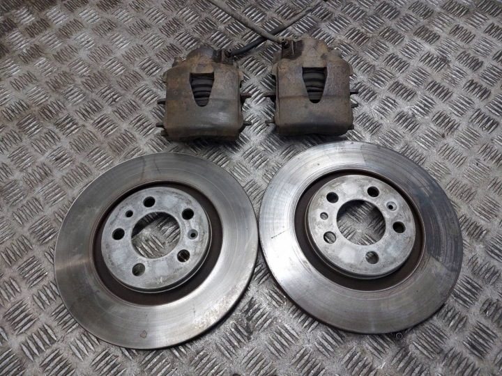 ДИСКИ ТОРМОЗНЫЕ ПЕРЕДНИЕ + КОЛОДКИ + СУППОРТЫ VOLKSWAGEN GOLF IV 1.9 TDI, фото 1