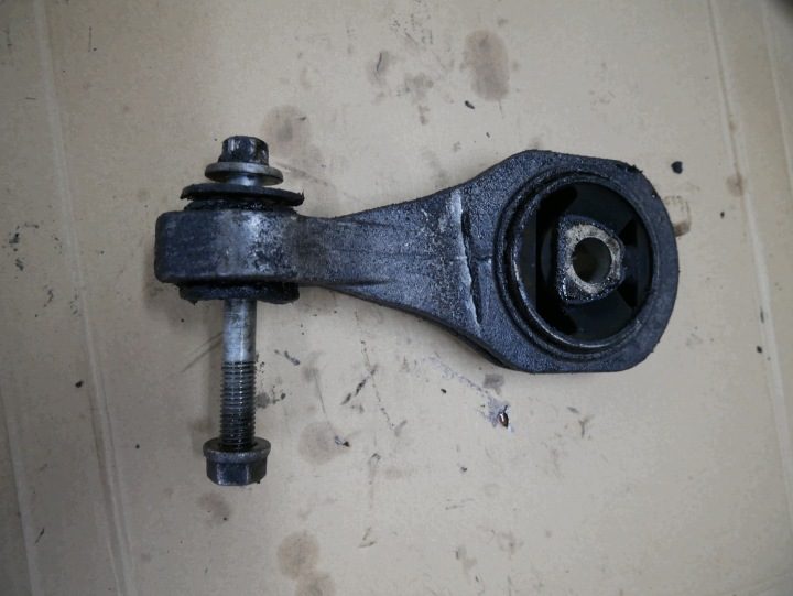 Alfa Romeo Giulietta подушка двигателя коробки болт 811900062 50521925, фото 2