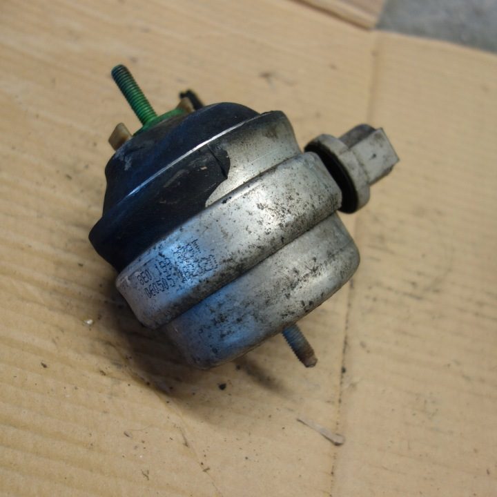 ПОДУШКА ДВИГАТЕЛЯ AUDI A4 B7 3.2 FSI 8E0199379T, фото 1