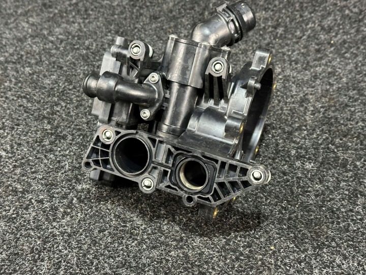 Audi A4 B9 A5 F5 8W 2.0 TFSI помпа термостат корпус 06L121111P, фото 1