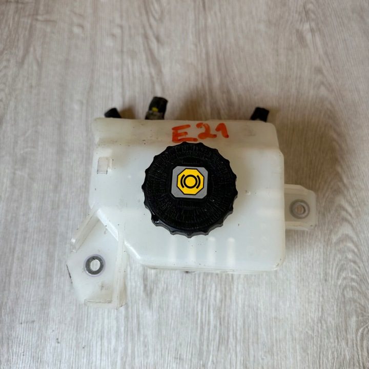 БАЧОК ТОРМОЗНОЙ ЖИДКОСТИ TOYOTA COROLLA E21, фото 1