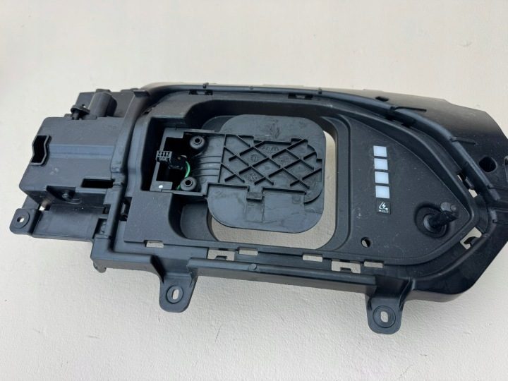 Hyundai Kona II 2 EV N-Line 22 г.- лючок разъем зарядки 863CC-HF702, фото 3