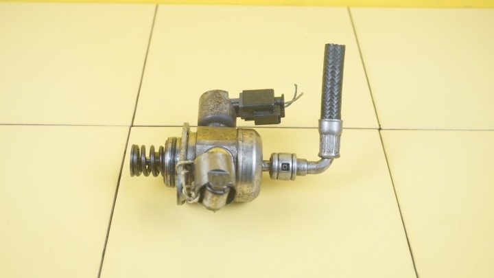 BMW 1 F20 F30 1.6 бензин 14 г. 102 л.с. N13B16A топливный насос 7607159 0261520150, фото 1