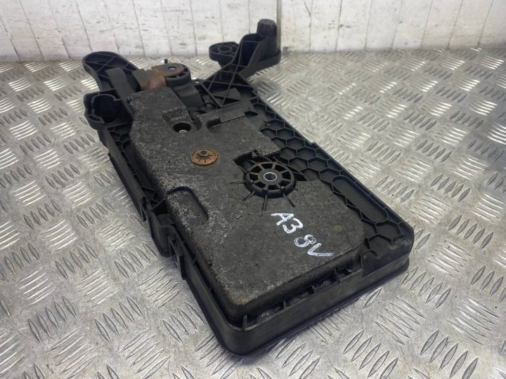 Основание кронштейн аккумулятора Audi A3 S3 8V 5Q0915321E, фото 1