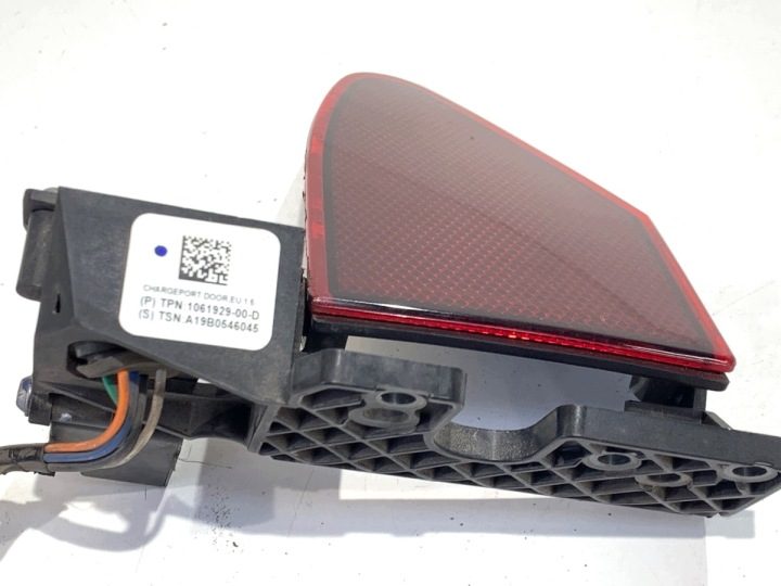 Лючок порта зарядки Tesla Model S 1061929-00-D лифтбек крышка, фото 5
