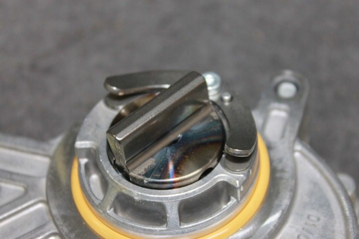 BMW G30 G11 F90 M5 - N63B44C S63B44B - НАСОС ВАКУУМНЫЙ 8634120, фото 3