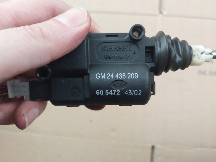 Привод лючка горловины бензобака Opel Vectra C 24438209, фото 3