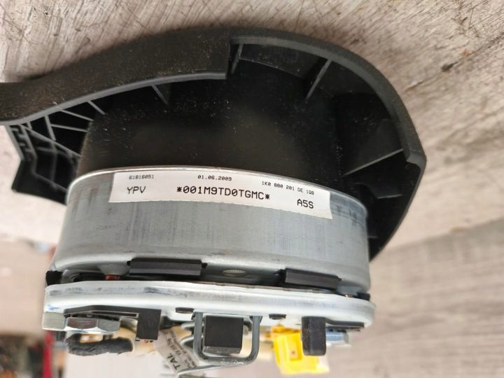 Подушка безопасности водителя трехспицевая VW GOLF V JETTA PASSAT B6 1K0880201DE, фото 3