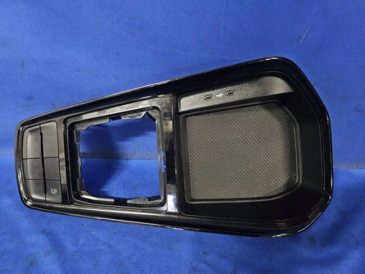 РАМКА ЦЕНТРАЛЬНЫЙ ТОННЕЛЬ ГНЕЗДО ПОРТ USB SKODA KAMIQ, фото 1