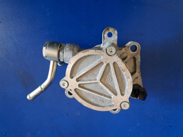 Насос вакуумный Mazda 3, 6 2.0 16V PE07-18G00 2015 г., фото 1
