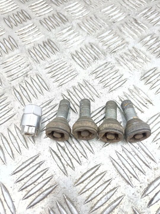 Opel Vectra C 2007 Гайки колес защитные до kradzieżą, фото 1
