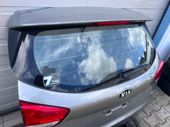 Крышка багажника в сборе камера KIA Carens IV 13- цвет K3Y, фото 3
