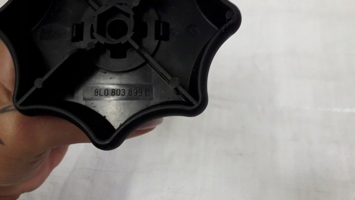 Болт кронштейн запасного колеса Audi OE 8L0803899B, фото 4