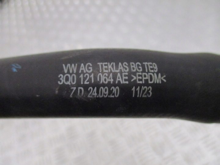 Трубка Патрубок охлаждения Audi Seat Skoda Volkswagen 3Q0121064AE, фото 2