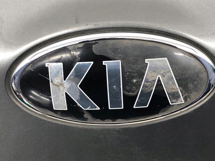 Молдинг крышки задний KIA Carens IV минивэн Titanium Silver защита, фото 3