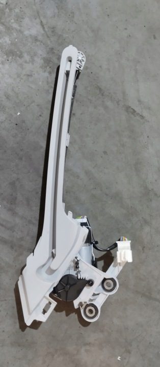 Подаватель шторки багажника левый Mercedes C класс W206 универсал A2069067500, фото 3