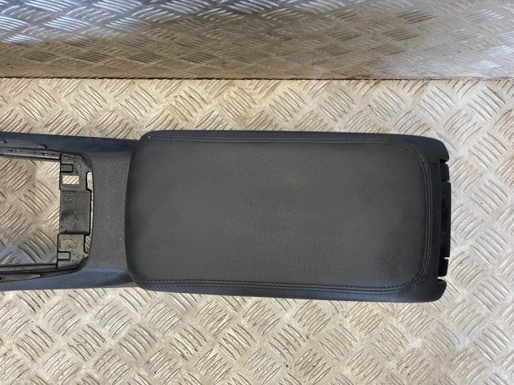 Подлокотник бардачок тоннель Audi Q2 81A 81B863241B, фото 2