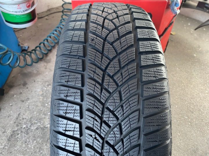 Шина зимняя Goodyear Ultra Grip Performance + 215/60R16 99 H сцепление на снегу (3PMSF), усилитель (XL), фото 1