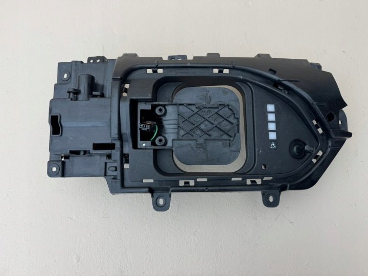 Hyundai Kona II 2 EV N-Line 22 г.- лючок разъем зарядки 863CC-HF702, фото 1