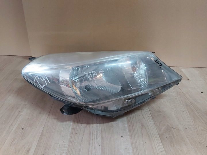 Toyota Yaris III фара левая передняя Англия 11 - 14 г., фото 1