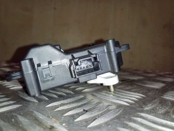 Моторчик заслонок обдува Toyota RAV 4 (XA40) AE0637008320, фото 3