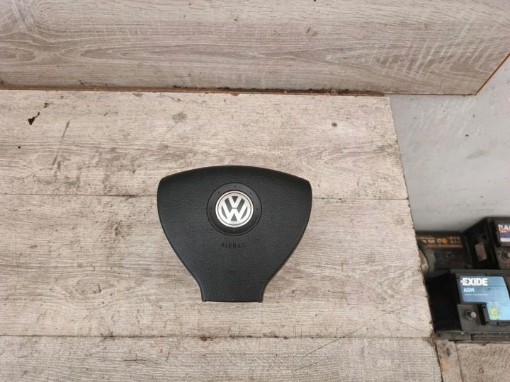 Подушка безопасности водителя трехспицевая VW GOLF V JETTA PASSAT B6 1K0880201DE, фото 1