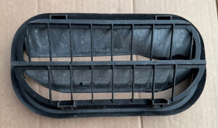 Решетка вентиляционная багажника Audi A4 B9 8W 6R0819465A, фото 1