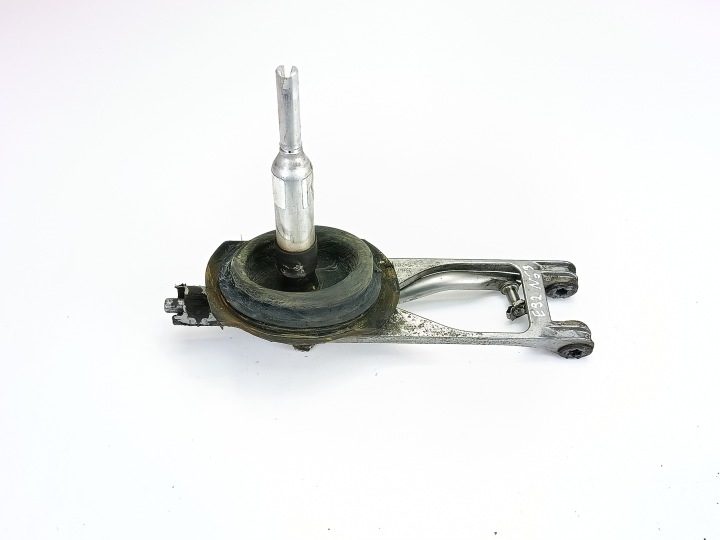 Рычаг Кулиса Коробки BMW E82 E90 E91 E84 2.0d N47 7566100, фото 1
