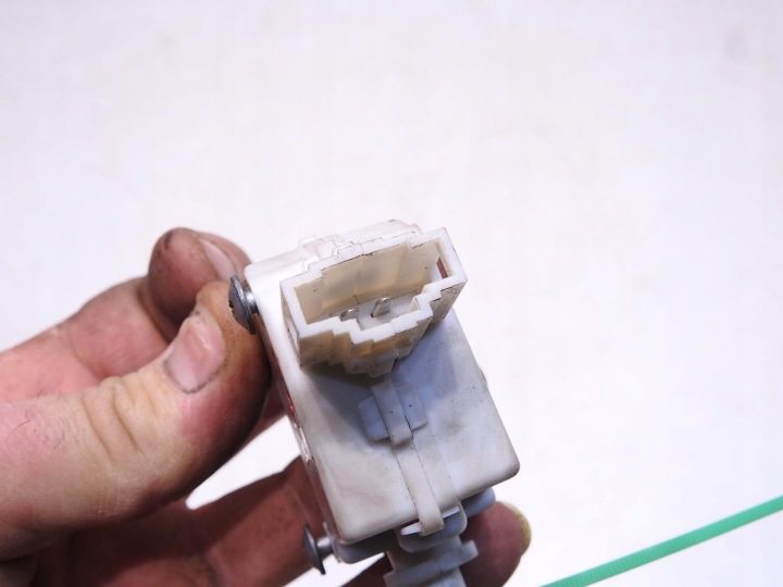 ЭЛЕМЕНТ ФИКСИРУЮЩИЙ ЗАМОК ЛЮЧКА ГОРЛОВИНЫ БЕНЗОБАКА ПРИВОД OE VW 3C0810773A, фото 3
