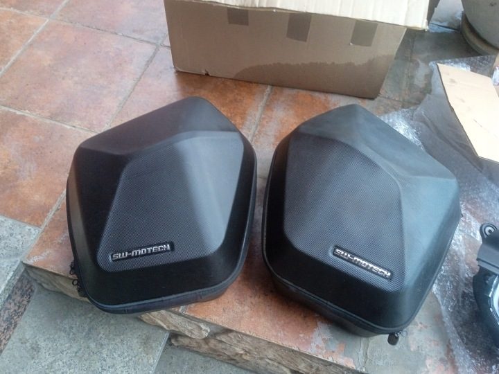 КОМПЛЕКТ KUFRÓW БОКОВОГО URBAN ABS И STELAŻY SW-MOTECH KTM 125/390 DUKE (17-), BLACK 2X16,5L, фото 1