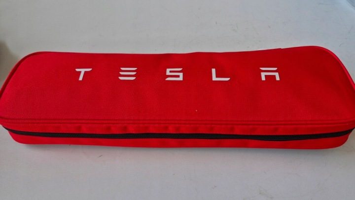 Аптечка знак аварийной остановки 1475076-00-C Tesla Model 3 21 г., фото 1