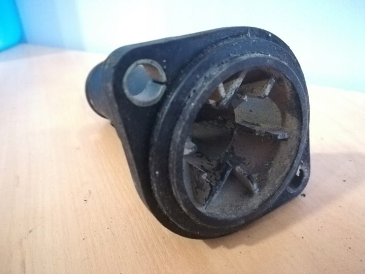ПАТРУБОК КОРПУС ТЕРМОСТАТА SEAT TOLEDO II LEON VW GOLF IV 1.9 TDI 038121121, фото 2
