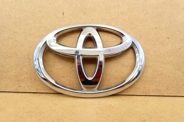 TOYOTA E12 01- ЛОГОТИП ЭМБЛЕМА КРЫШКА 110x75mm ЗАДНЯЯ 90975 OE, фото 2