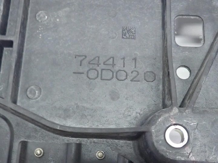 Основание крепление аккумулятора оригинал 74411-0D020 Toyota Aygo X 8Y8 25 г., фото 4