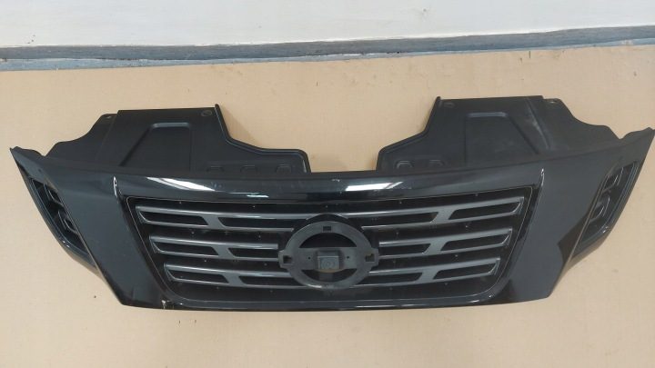 Nissan Navara IV 4 решетка радиатора бампера передняя 623105JU1B, фото 2
