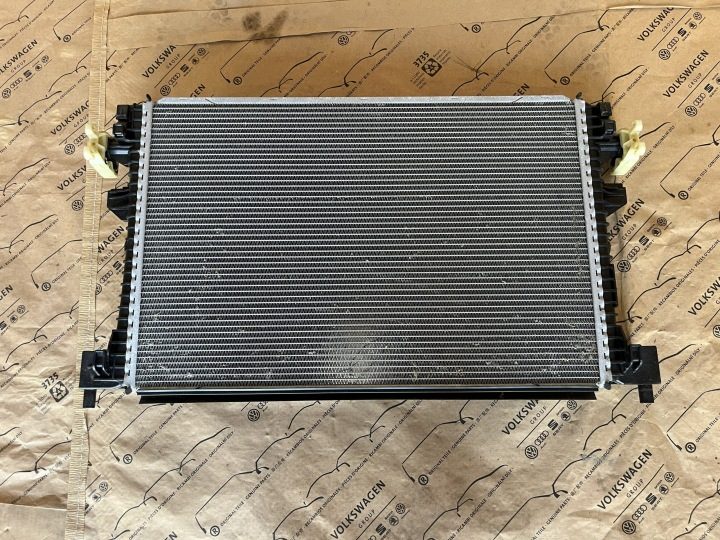 Audi A8 D5 55 TFSI радиатор охлаждения двигателя оригинал 5Q0121251HQ 2021 г., фото 1