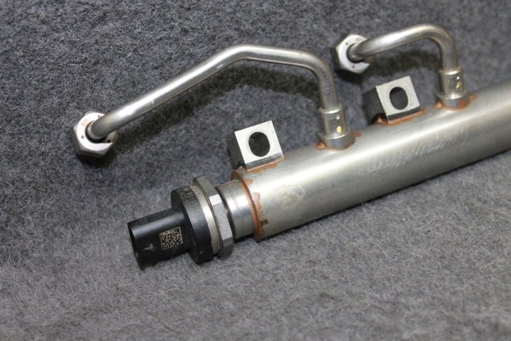 BMW G30 F90 G11 F92 G05 4.4i 5.0i S63 N63 топливная рампа 1-4 - 7852402, фото 2